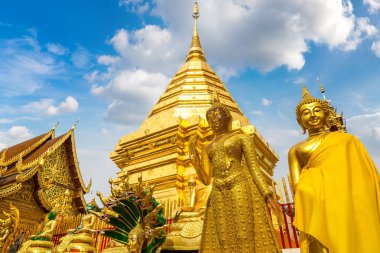 Golden pagoda Wat Phra Bu DOI Suthep Chiang Mai, Tayland bir yaz günü içinde