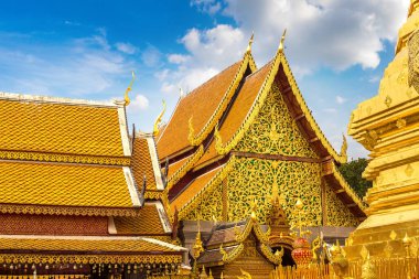 Golden pagoda Wat Phra Bu DOI Suthep Chiang Mai, Tayland bir yaz günü içinde