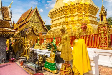 Golden pagoda Wat Phra Bu DOI Suthep Chiang Mai, Tayland bir yaz günü içinde