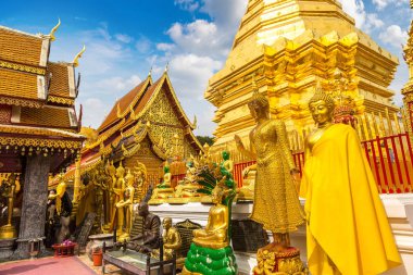 Golden pagoda Wat Phra Bu DOI Suthep Chiang Mai, Tayland bir yaz günü içinde