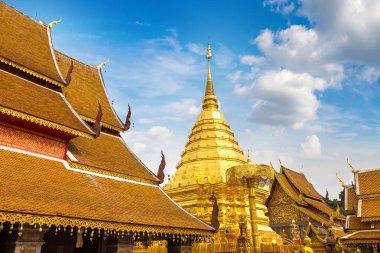 Golden pagoda Wat Phra Bu DOI Suthep Chiang Mai, Tayland bir yaz günü içinde