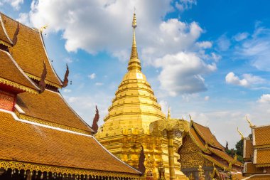 Golden pagoda Wat Phra Bu DOI Suthep Chiang Mai, Tayland bir yaz günü içinde