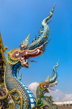 Wat Rong Sua on (mavi Tapınağı) Chiang Rai, Tayland bir yaz günü içinde