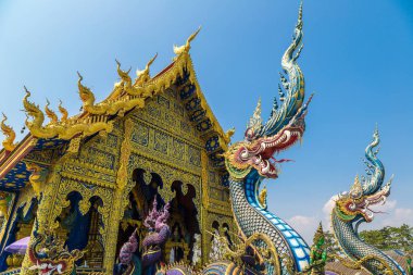 Wat Rong Sua on (mavi Tapınağı) Chiang Rai, Tayland bir yaz günü içinde