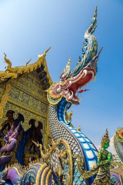Wat Rong Sua on (mavi Tapınağı) Chiang Rai, Tayland bir yaz günü içinde