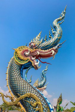 Wat Rong Sua on (mavi Tapınağı) Chiang Rai, Tayland bir yaz günü içinde