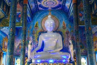 Chiang Rai, Tayland - 29 Mart 2018: Buda heykelinin Wat Rong Sua on (mavi Tapınağı) Chiang Rai, Tayland bir yaz günü içinde