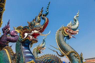 Wat Rong Sua on (mavi Tapınağı) Chiang Rai, Tayland bir yaz günü içinde