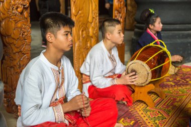 Chiang Rai, Tayland - 29 Mart 2018: Müzisyenler Chiang Rai, Tayland bir yaz günü'Baan Barajı Müzesinde (siyah tapınak)