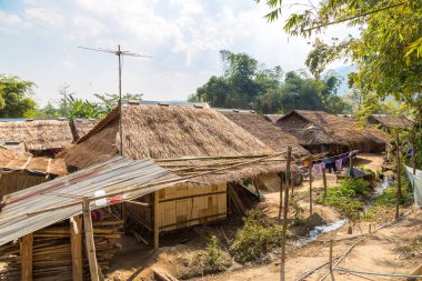 Uzun boyunlu köyü yakınlarında bir yaz günü, Chiang Rai, Tayland