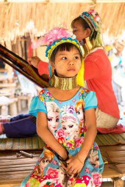 Chiang Rai, Tayland - 29 Mart 2018: Uzun boyunlu portresi Chiang Rai, Tayland bir yaz günü yakınlarındaki bir kasabada küçük kız