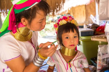 Chiang Rai, Tayland - 29 Mart 2018: Uzun boyunlu kadın ve kız köyü yakınlarında Chiang Rai, Tayland bir yaz günü, portre