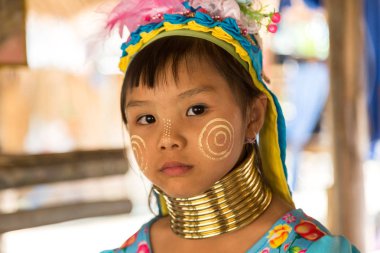 Chiang Rai, Tayland - 29 Mart 2018: Uzun boyunlu portresi Chiang Rai, Tayland bir yaz günü yakınlarındaki bir kasabada küçük kız