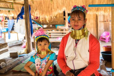 Chiang Rai, Tayland - 29 Mart 2018: Uzun boyunlu kadın ve kız köyü yakınlarında Chiang Rai, Tayland bir yaz günü, portre