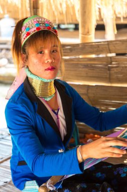 Chiang Rai, Tayland - 29 Mart 2018: Chiang Rai, Tayland bir yaz günü yakınlarındaki kasabada bir uzun boyunlu kadın portresi