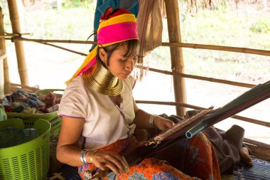 Chiang Rai, Tayland - 29 Mart 2018: Chiang Rai, Tayland bir yaz günü yakınlarındaki kasabada bir uzun boyunlu kadın portresi