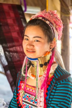 Chiang Rai, Tayland - 29 Mart 2018: Chiang Rai, Tayland bir yaz günü yakınlarındaki kasabada bir uzun boyunlu kadın portresi