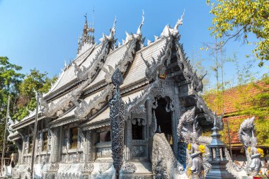 Wat Sri süphan (gümüş Tapınağı) - Chiang Mai, Tayland bir yaz günü tapınakta Budistler