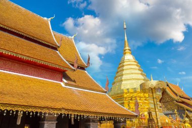 Golden pagoda Wat Phra Bu DOI Suthep Chiang Mai, Tayland bir yaz günü içinde