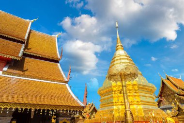 Golden pagoda Wat Phra Bu DOI Suthep Chiang Mai, Tayland bir yaz günü içinde