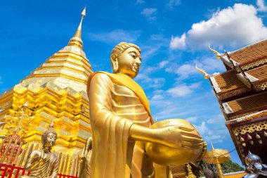 Golden pagoda Wat Phra Bu DOI Suthep Chiang Mai, Tayland bir yaz günü içinde
