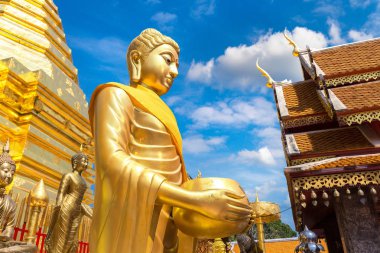 Golden pagoda Wat Phra Bu DOI Suthep Chiang Mai, Tayland bir yaz günü içinde