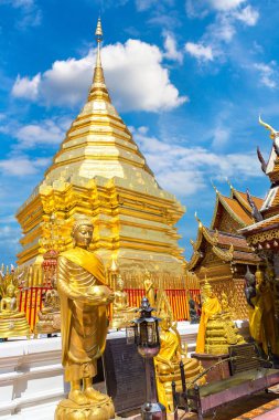 Golden pagoda Wat Phra Bu DOI Suthep Chiang Mai, Tayland bir yaz günü içinde