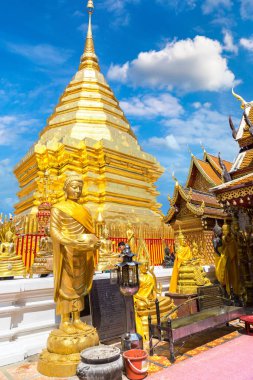 Golden pagoda Wat Phra Bu DOI Suthep Chiang Mai, Tayland bir yaz günü içinde