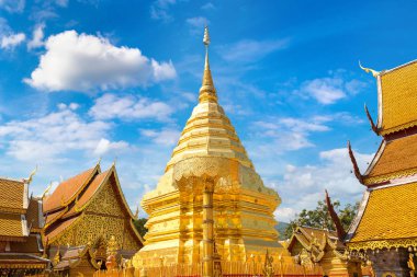 Golden pagoda Wat Phra Bu DOI Suthep Chiang Mai, Tayland bir yaz günü içinde