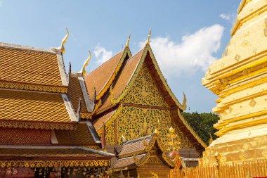Golden pagoda Wat Phra Bu DOI Suthep Chiang Mai, Tayland bir yaz günü içinde