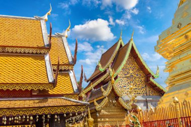 Golden pagoda Wat Phra Bu DOI Suthep Chiang Mai, Tayland bir yaz günü içinde