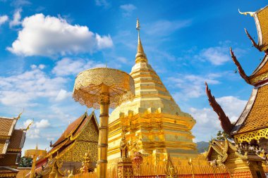 Golden pagoda Wat Phra Bu DOI Suthep Chiang Mai, Tayland bir yaz günü içinde