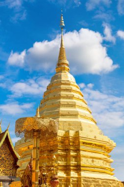 Golden pagoda Wat Phra Bu DOI Suthep Chiang Mai, Tayland bir yaz günü içinde