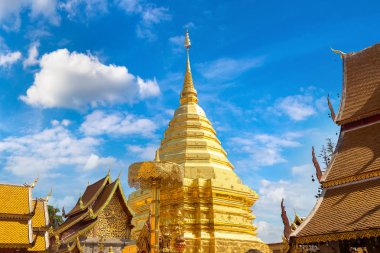 Golden pagoda Wat Phra Bu DOI Suthep Chiang Mai, Tayland bir yaz günü içinde