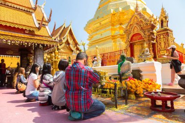 Chiang Mai, Tayland - 29 Mart 2018: Golden pagoda Wat Phra Bu DOI Suthep Chiang Mai, Tayland bir yaz günü içinde