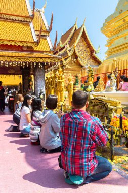 Chiang Mai, Tayland - 29 Mart 2018: Golden pagoda Wat Phra Bu DOI Suthep Chiang Mai, Tayland bir yaz günü içinde