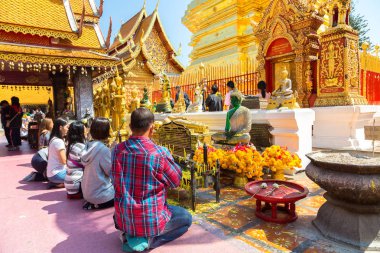 Chiang Mai, Tayland - 29 Mart 2018: Golden pagoda Wat Phra Bu DOI Suthep Chiang Mai, Tayland bir yaz günü içinde