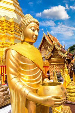 Golden pagoda Wat Phra Bu DOI Suthep Chiang Mai, Tayland bir yaz günü içinde