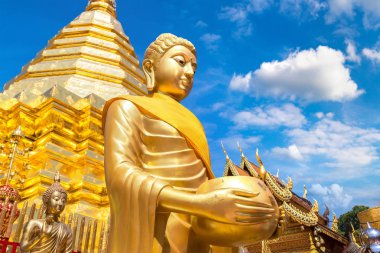 Golden pagoda Wat Phra Bu DOI Suthep Chiang Mai, Tayland bir yaz günü içinde