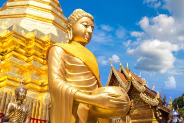 Golden pagoda Wat Phra Bu DOI Suthep Chiang Mai, Tayland bir yaz günü içinde