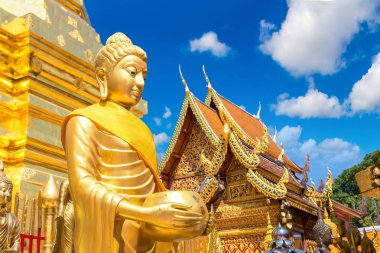 Golden pagoda Wat Phra Bu DOI Suthep Chiang Mai, Tayland bir yaz günü içinde