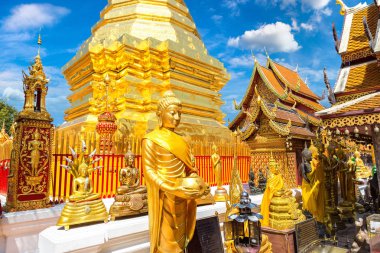 Golden pagoda Wat Phra Bu DOI Suthep Chiang Mai, Tayland bir yaz günü içinde