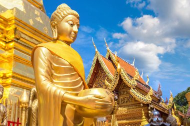 Golden pagoda Wat Phra Bu DOI Suthep Chiang Mai, Tayland bir yaz günü içinde