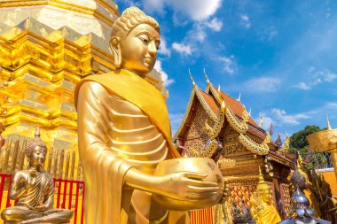 Golden pagoda Wat Phra Bu DOI Suthep Chiang Mai, Tayland bir yaz günü içinde