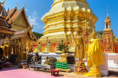 Golden pagoda Wat Phra Bu DOI Suthep Chiang Mai, Tayland bir yaz günü içinde