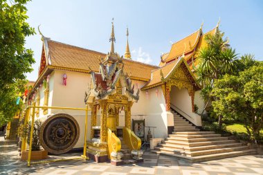 Golden pagoda Wat Phra Bu DOI Suthep Chiang Mai, Tayland bir yaz günü içinde
