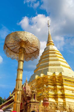 Golden pagoda Wat Phra Bu DOI Suthep Chiang Mai, Tayland bir yaz günü içinde