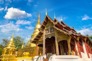 Wat Phra Singh - Chiang Mai, Tayland bir yaz günü tapınakta Budistler