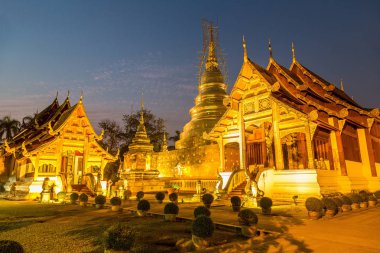 Wat Phra Singh - Chiang Mai, Tayland bir yaz günü tapınakta Budistler