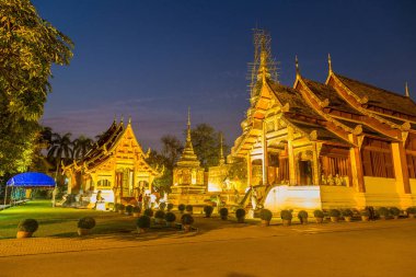 Wat Phra Singh - Chiang Mai, Tayland bir yaz günü tapınakta Budistler